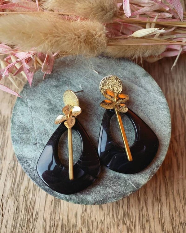 Oorbel ZW11: zwarte hanger met bloem