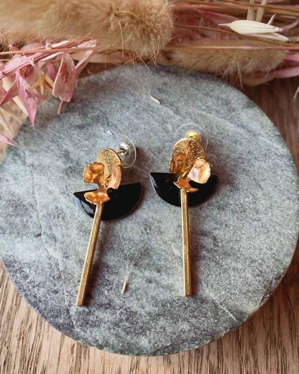 Oorbel: zwarte hanger met staafje