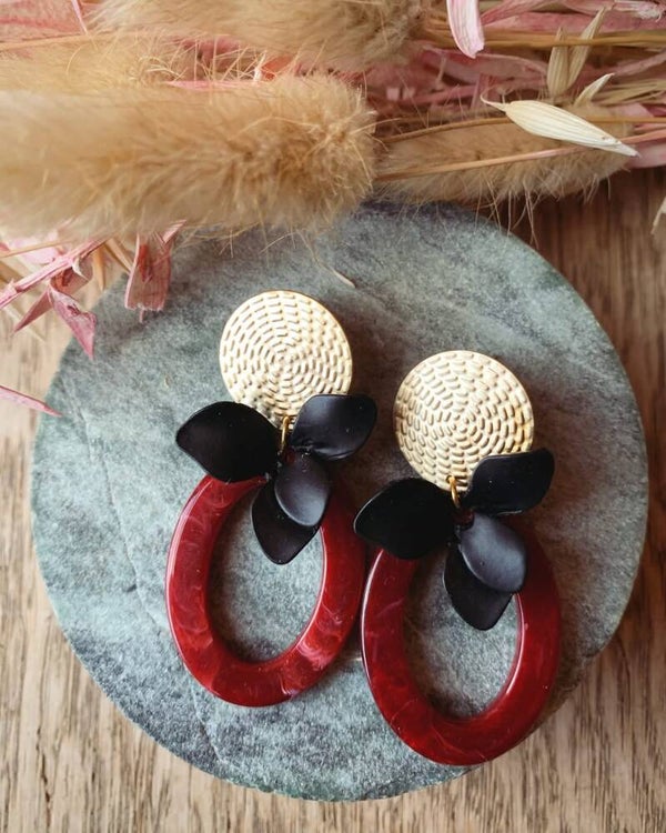 Oorbel R6: bordeaux/rode hanger met zwarte bloem