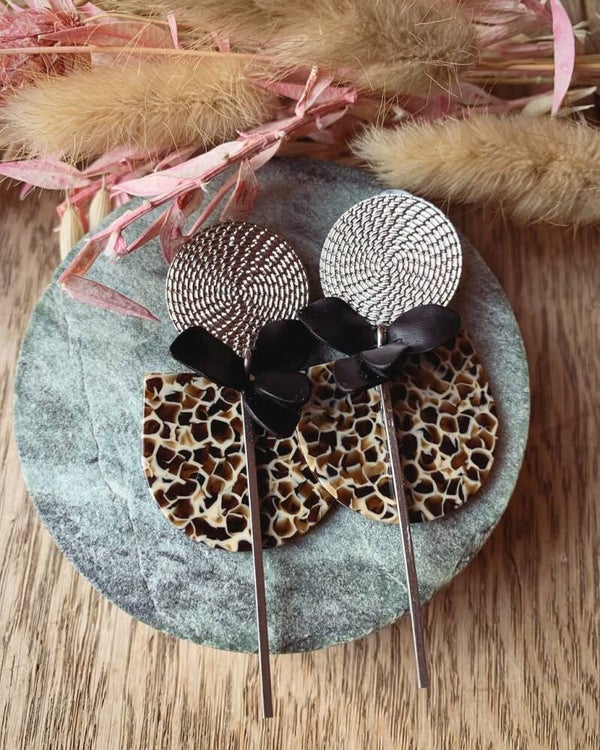 Oorbel: dierenprint met zilveren prikker