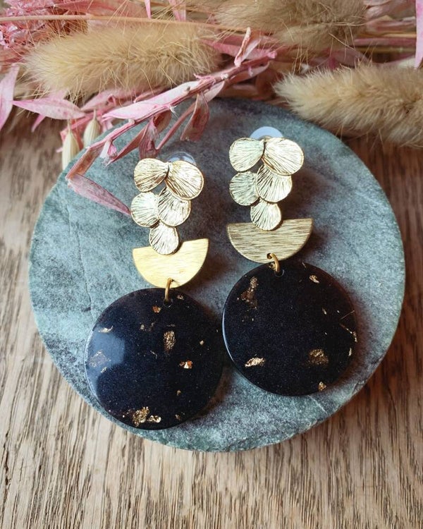 Oorbel ZW13: zwarte bedel met bladgoud en gouden prikker