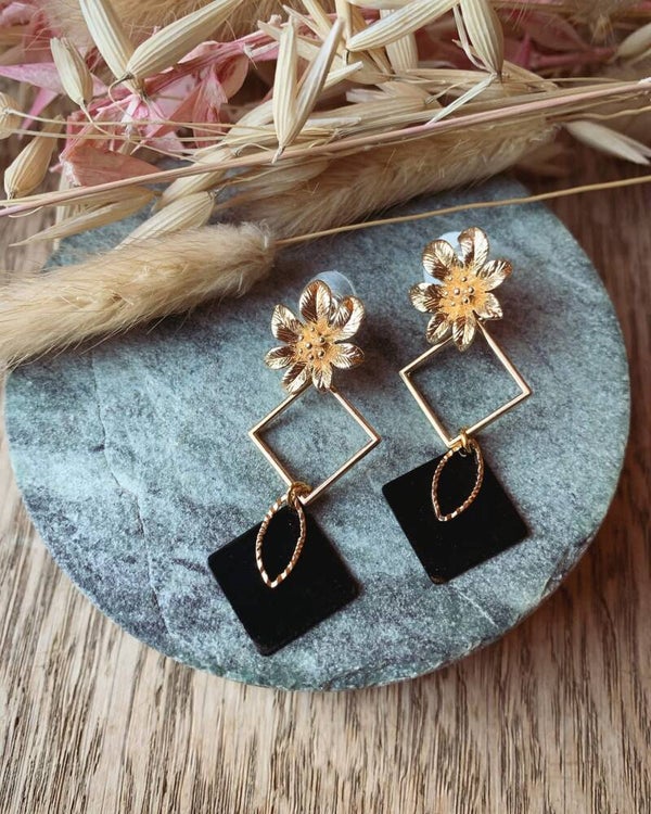 Oorbel: zwarte en gouden ruit met bloemprikker