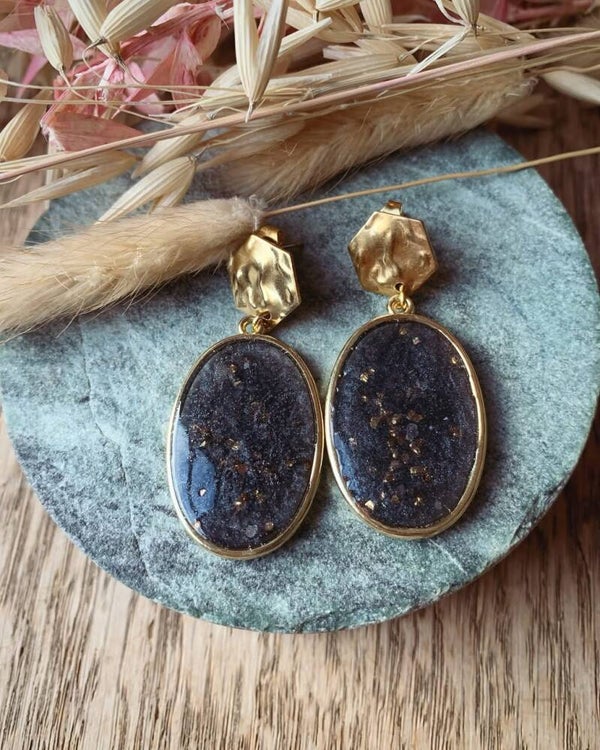 Oorbel ZW15: zwart/ grijze oorbel met bladgoud