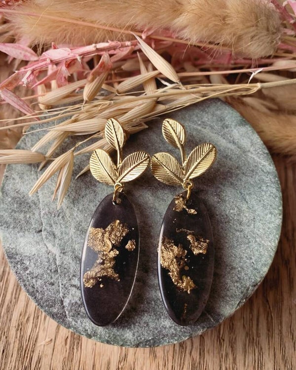 Oorbel: zwarte hanger met bladgoud