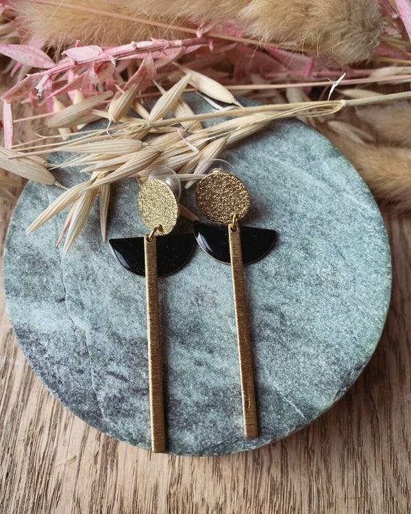 Oorbel: zwart met gouden staaf