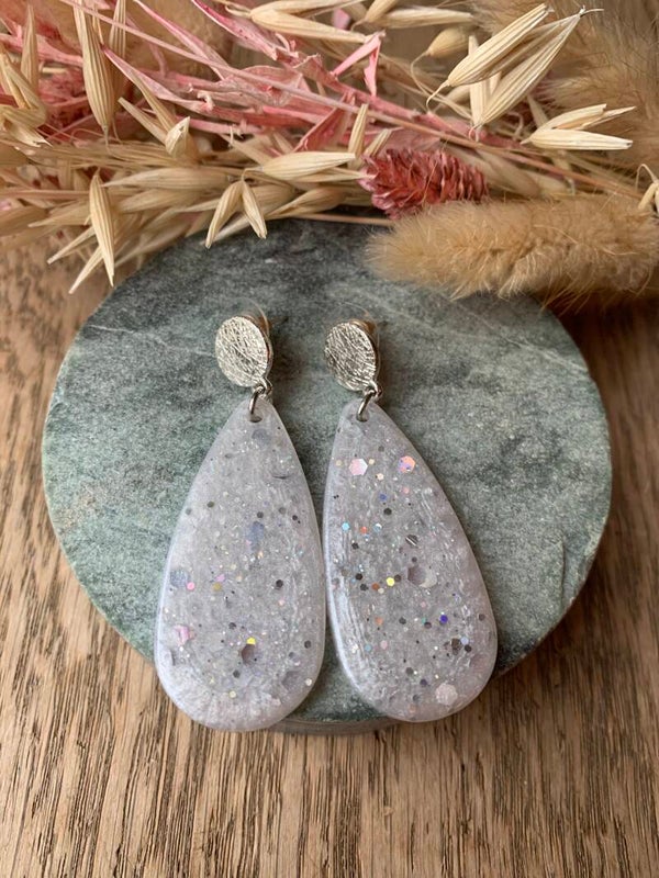 Oorbel: wit/grijze hanger met zilveren prikker