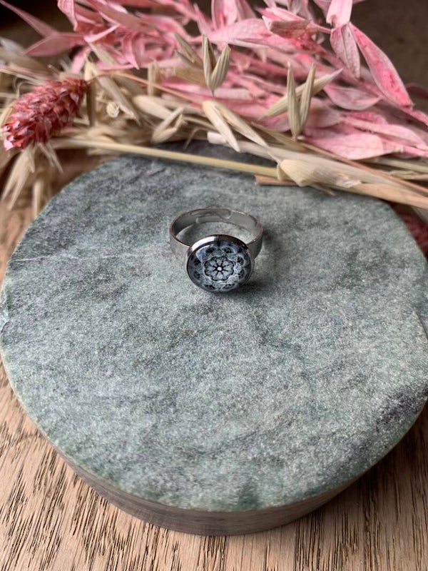 Ring: zilveren verstelbare ring met bloemenmotief in de kleuren groen en wit