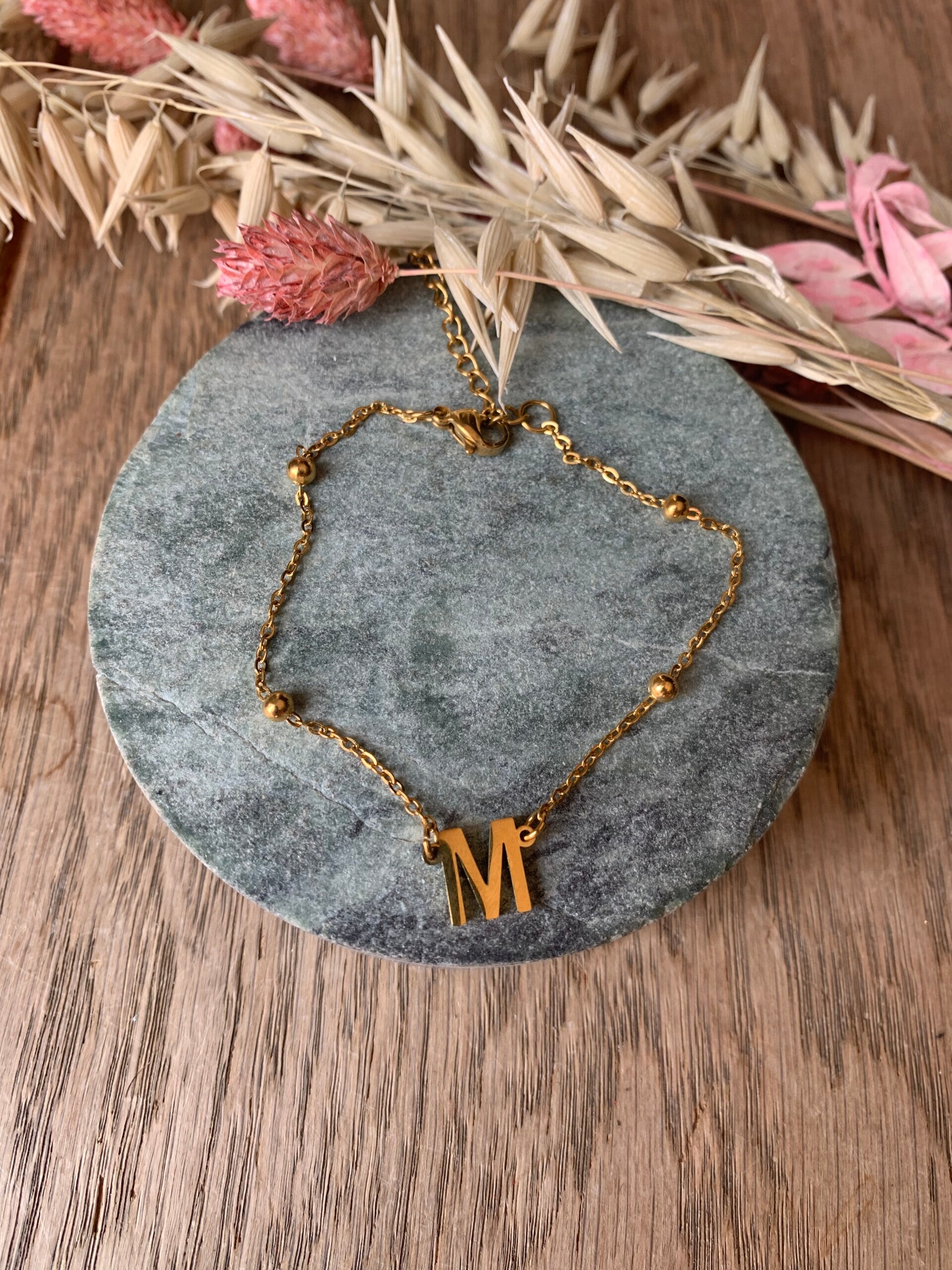 Gouden armbandje met letter M