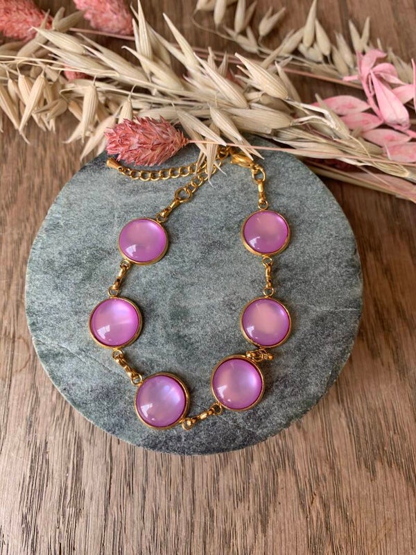 Armband: Gouden armband met roze steentjes