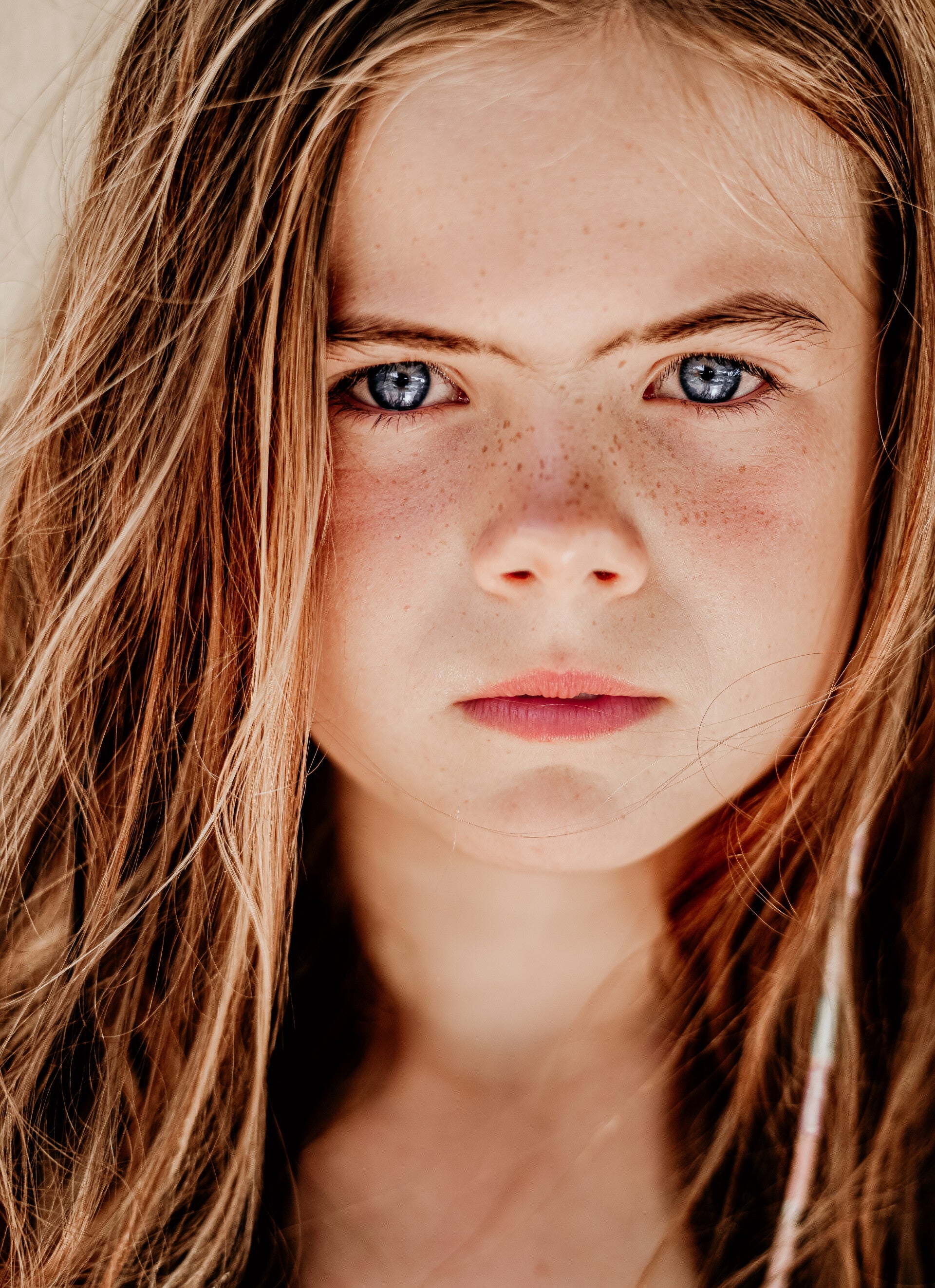 Newborn fotograaf met camera bij slapende baby – natuurlijke lifestyle fotografie Studio Embrace