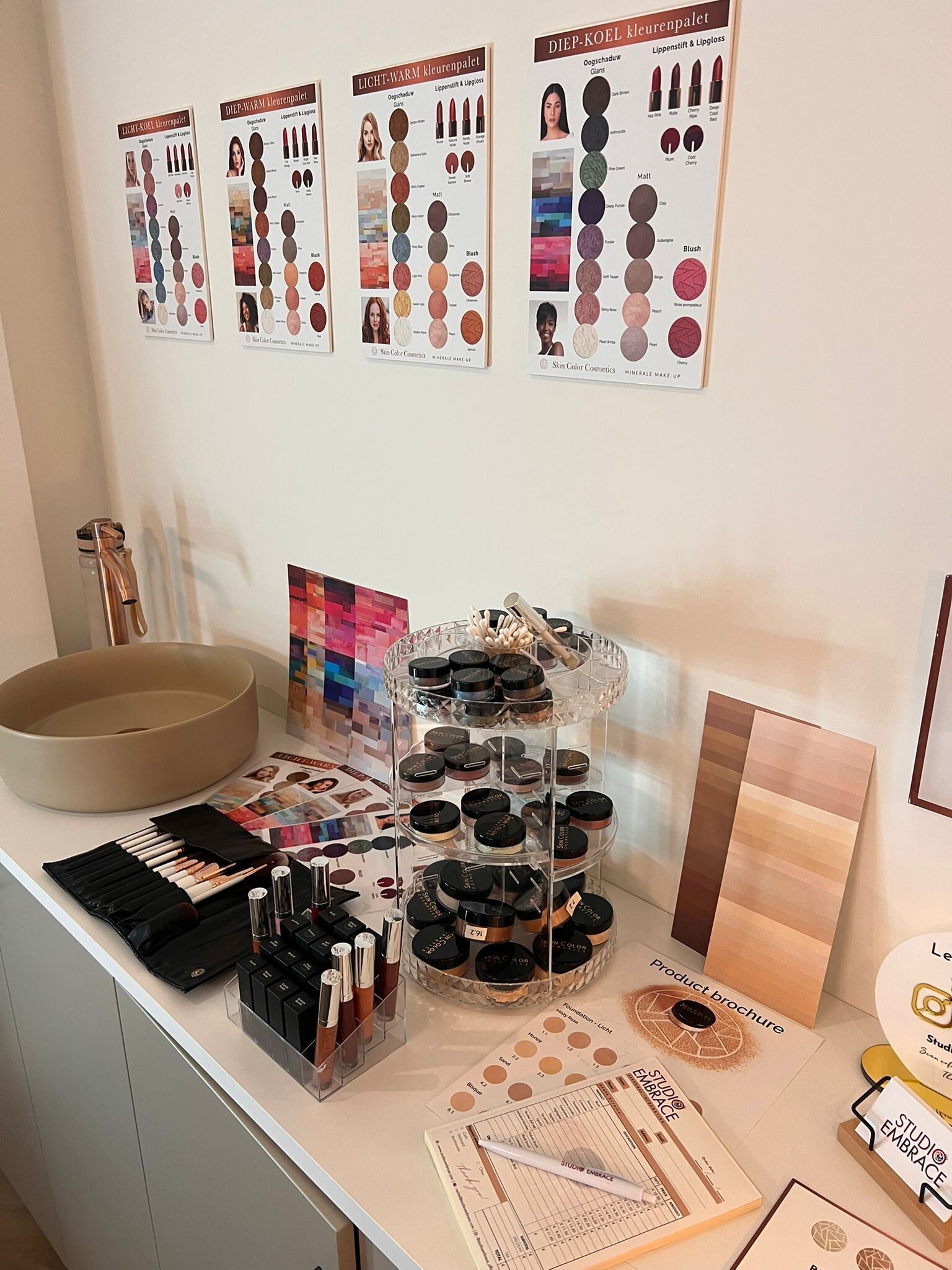 Workshop- en eventtafel met kleurkaarten en minerale make-up tijdens opening – Studio Embrace kleurenanalyse en make-up advies