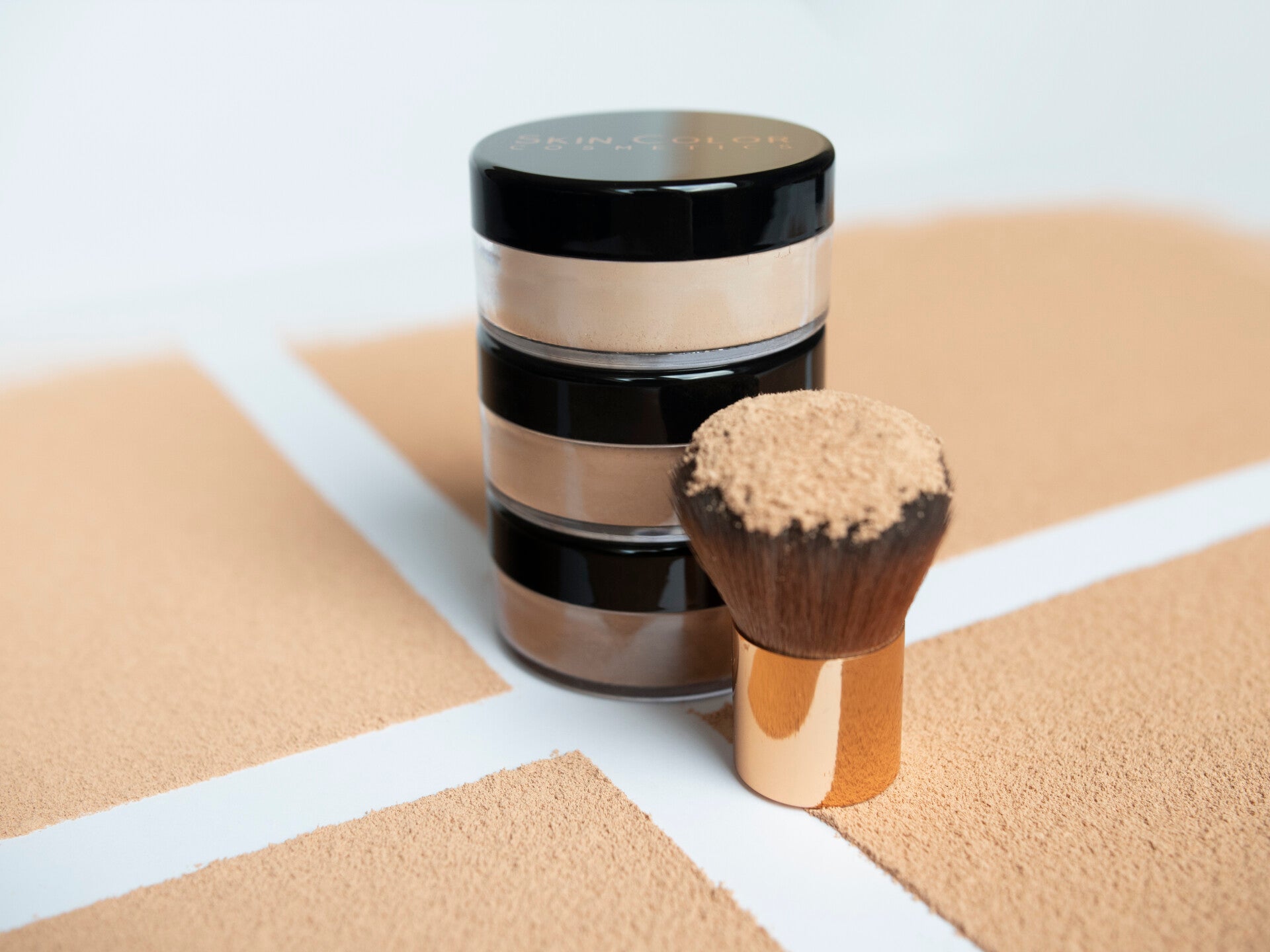 Minerale make-up met kabuki kwast – huidvriendelijke foundation en minerale make-up Studio Embrace