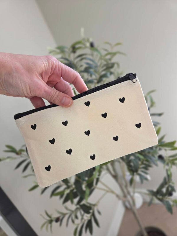 Wit katoenen make-up tasje met zwarte hartjes | Stijlvol etui