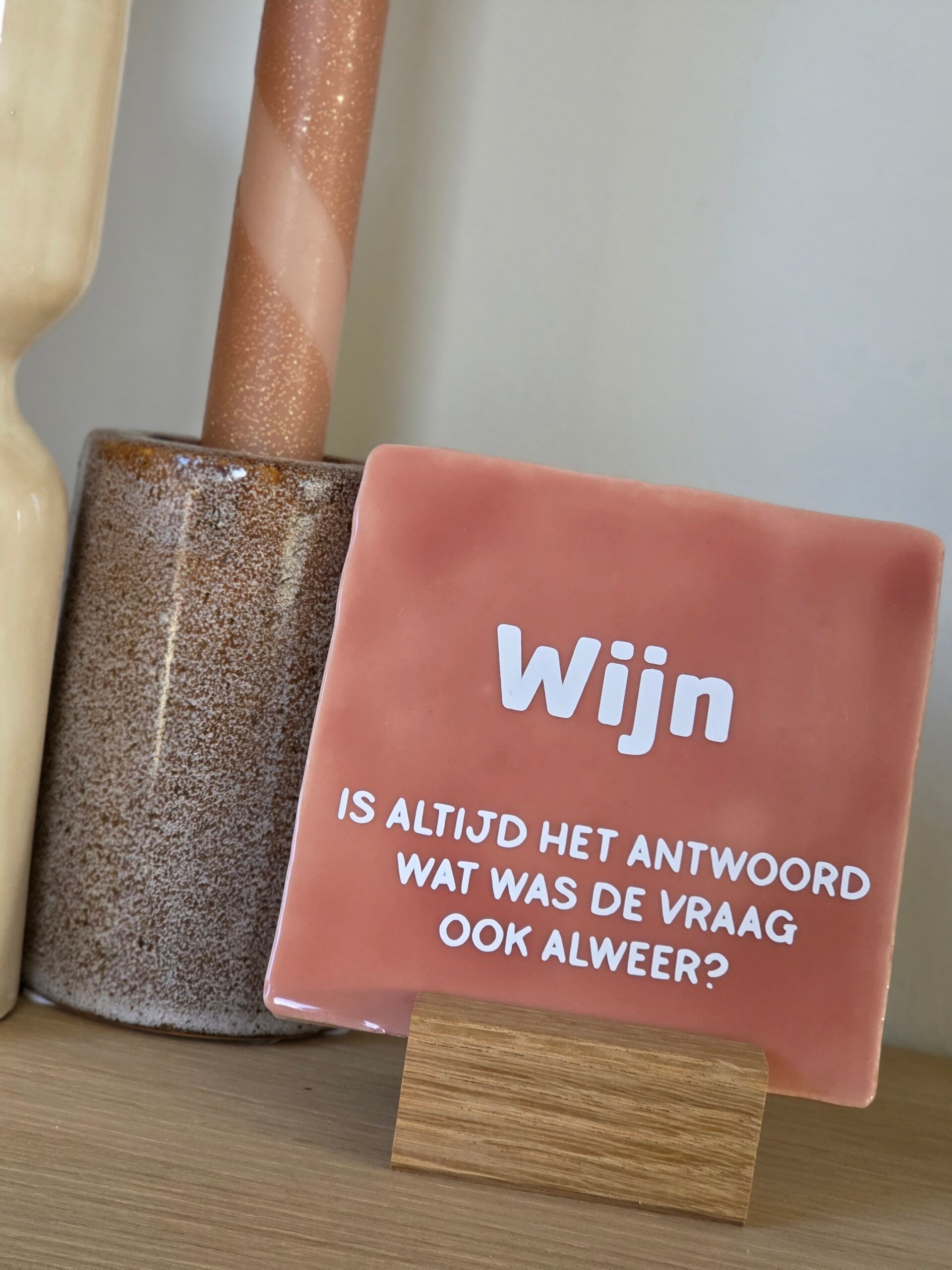 Quote “Wijn is altijd het antwoord” - Roze met Witte Opdruk | 10x10 cm