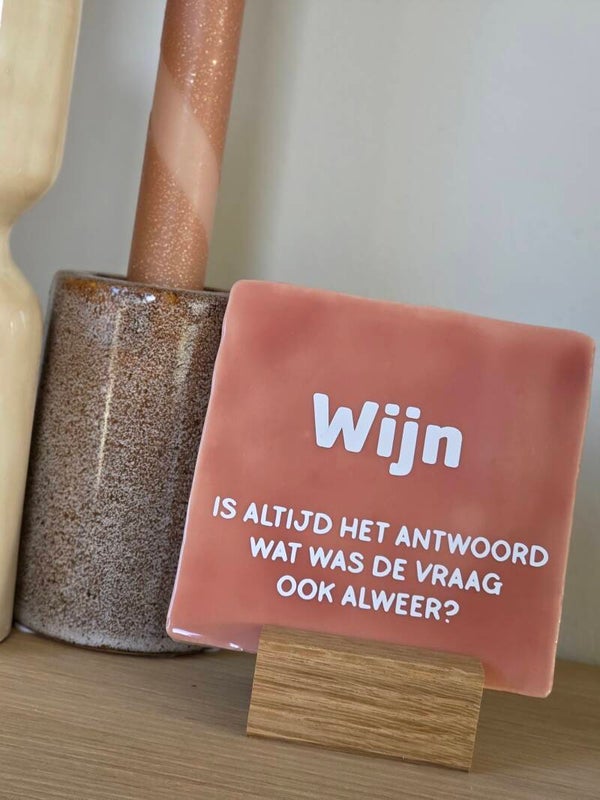 Quote “Wijn is altijd het antwoord” - Roze met Witte Opdruk | 10x10 cm