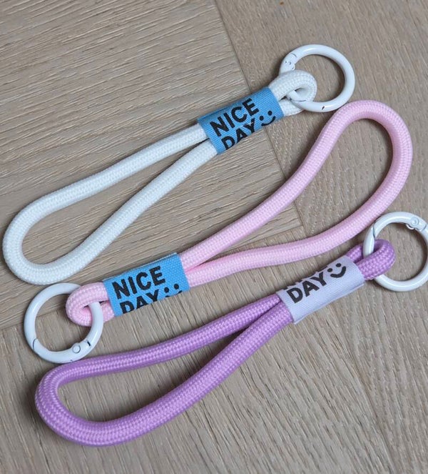 Nice Day Sleutelhanger met Handige Lus – Happy Keychain in Wit, Roze & Lila