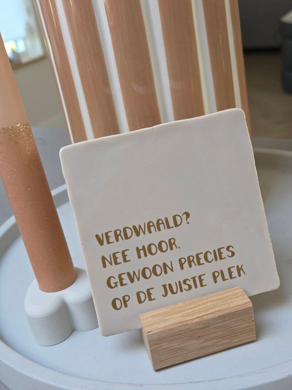 Keramieken Tegeltje Quote "Verdwaald? Nee hoor, gewoon precies op de juiste plek" – Crème met Gouden Tekst | 10x10 cm