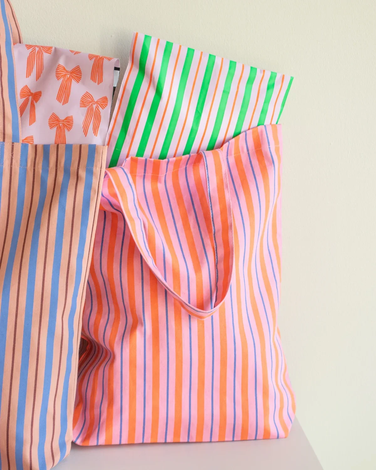 Canvastas Balanced stripes rose + blood orange + cornflower | Trendy Katoenen Tas