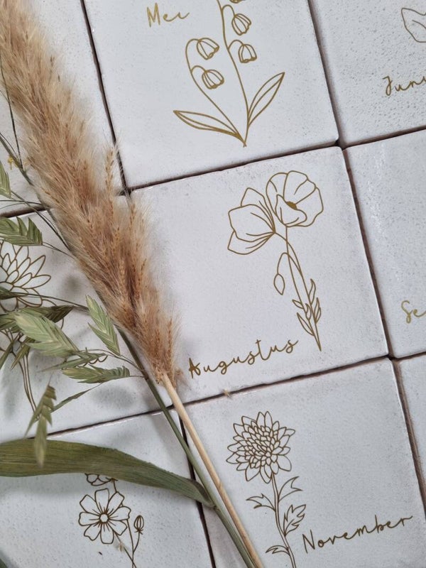 Tegeltje met Geboortebloem in Goud – Persoonlijk Keramisch Cadeau 10x10 cm