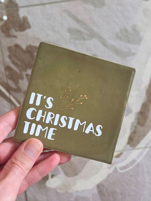Kersttegeltje “It’s Christmas Time” – Kerstdecoratie & Origineel Kerstcadeau 10x10 cm