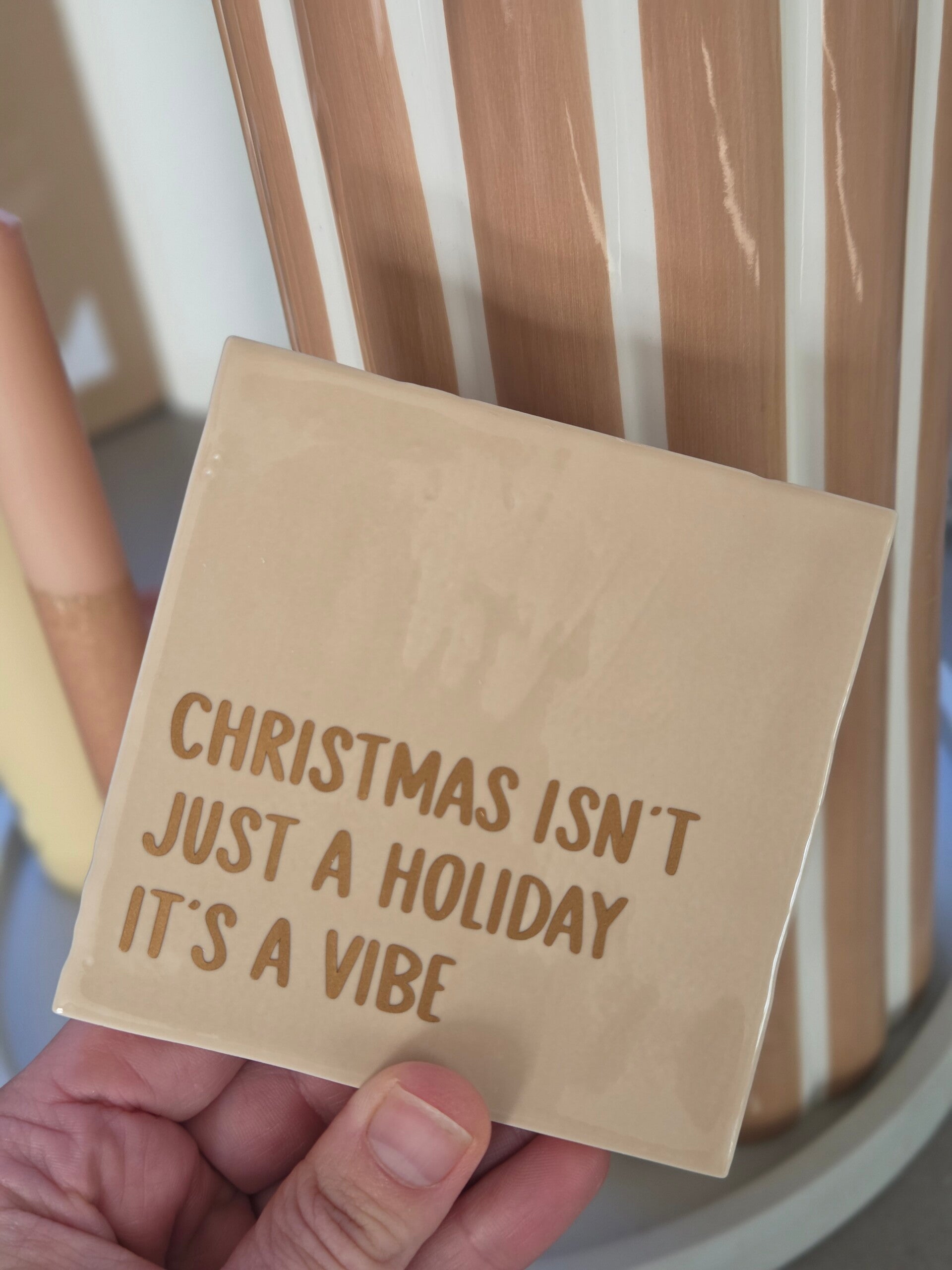 Kersttegeltje "Christmas isn't just a holiday, it's a vibe" – Kerstdecoratie & Origineel Cadeau