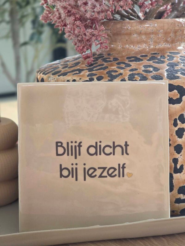 Keramieken Tegeltje "Blijf Dicht Bij Jezelf" – Beige met Bruine Tekst & Gouden Hartje | 10x10 cm