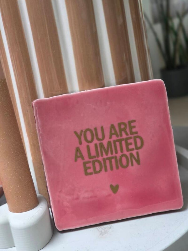 Keramieken Tegeltje "You Are a Limited Edition" – Donkerroze met Gouden Tekst | 10x10 cm