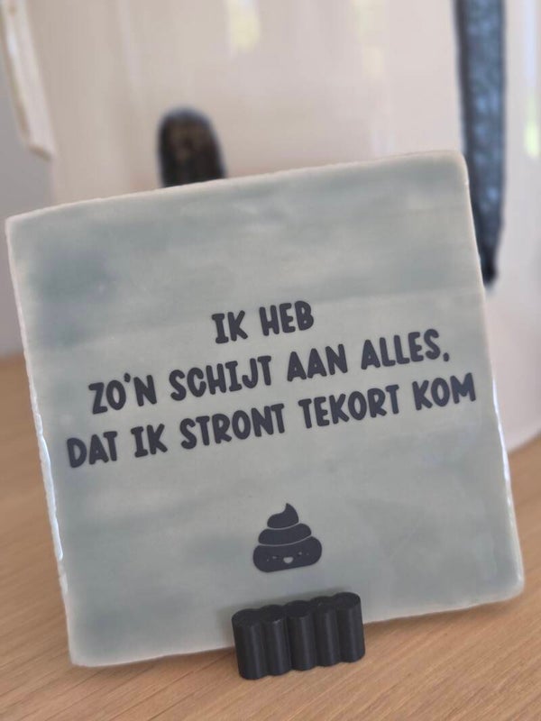 Keramieken Tegeltje "Ik heb zo'n schijt aan alles, dat ik stront tekort kom" – Lichtgroen met Zwarte Tekst | 10x10 cm