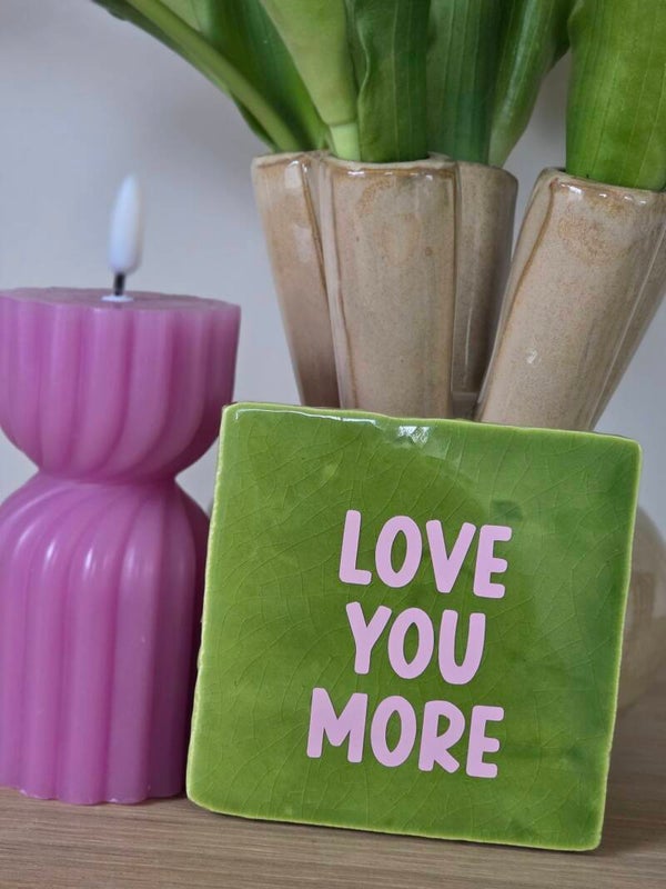 Keramieken Tegeltje Quote “Love you more” - Groen met Lichtroze Opdruk | 10x10 cm