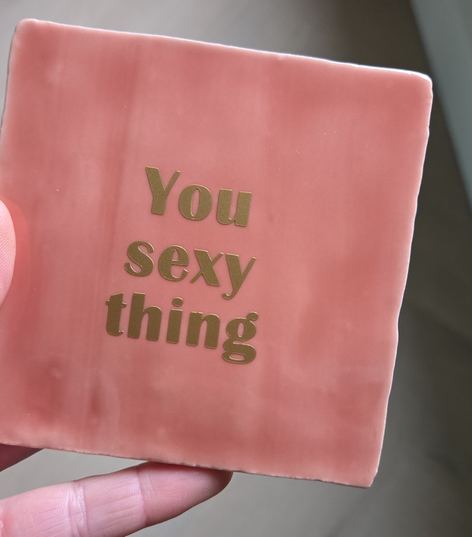 Keramiek Tegeltje Quote “You Sexy Thing” – Roze met Goud | 10x10cm