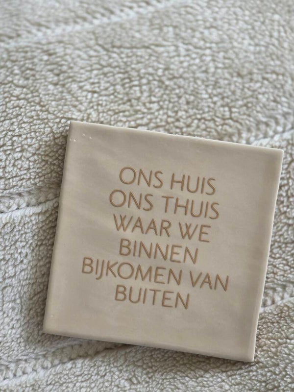 Keramieken tegeltje ‘Ons huis, ons thuis’ – Beige woondecoratie 10x10 cm