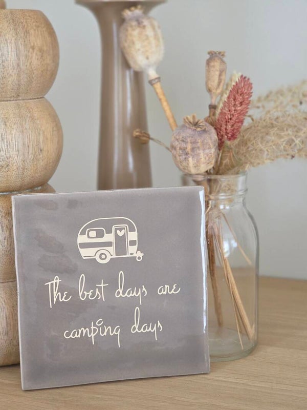 Keramieken Camping Tegeltje "The Best Days Are Camping Days" – Donkertaupe | 10x10 cm