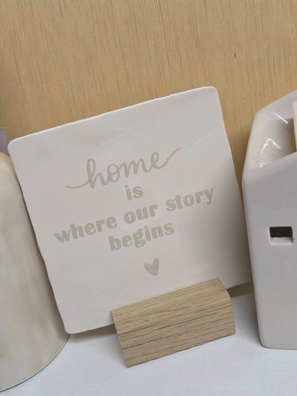 Keramieken Tegeltje Quote – “Home is where our story begins” - Crème met Beige Opdruk | 10x10 cm