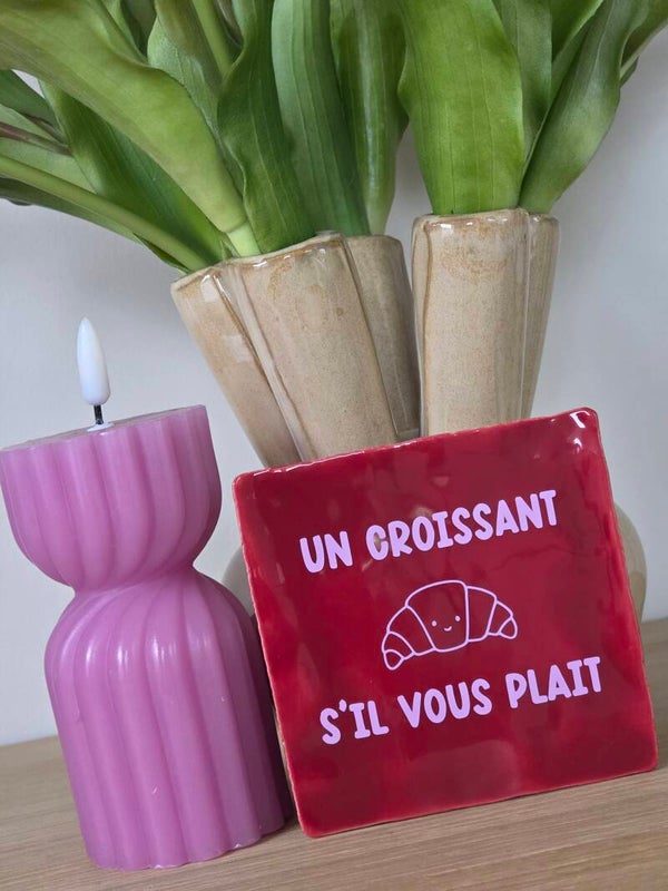 Keramieken Tegeltje Quote “Un croissant s'il vous plait” - Bordeaux met Lila Opdruk | 10x10 cm
