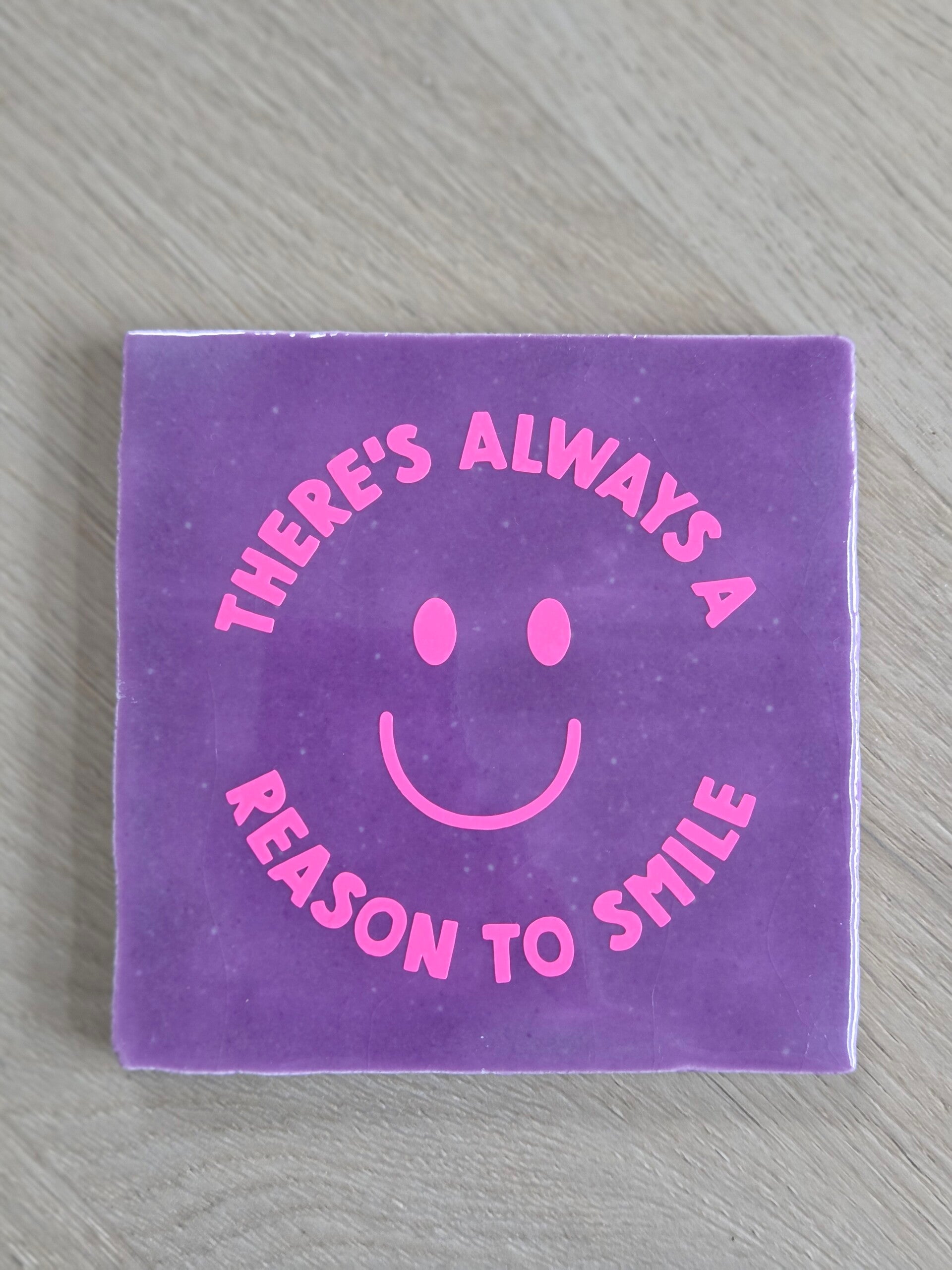 Keramiek Tegeltje Quote “There’s Always a Reason to Smile” – Paars/Felroze | 10x10 cm
