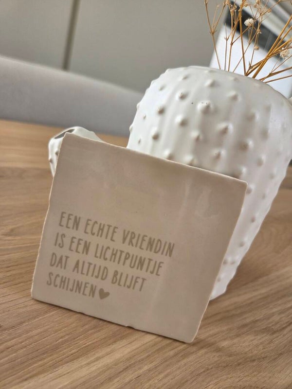Keramieken Tegeltje Vriendin – "Een echte vriendin is een lichtpuntje dat altijd blijft schijnen" | 10x10 cm
