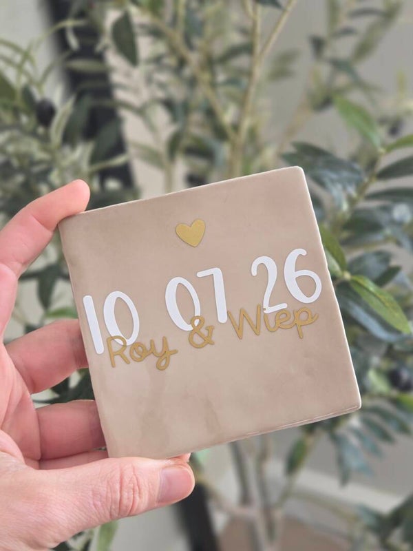 Persoonlijk Keramieken Tegeltje met Trouwdatum & Namen – Origineel Trouwcadeau | 10x10 cm
