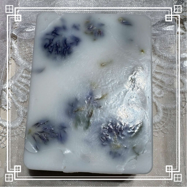 Barre de savon au myosotis violet et la rose
