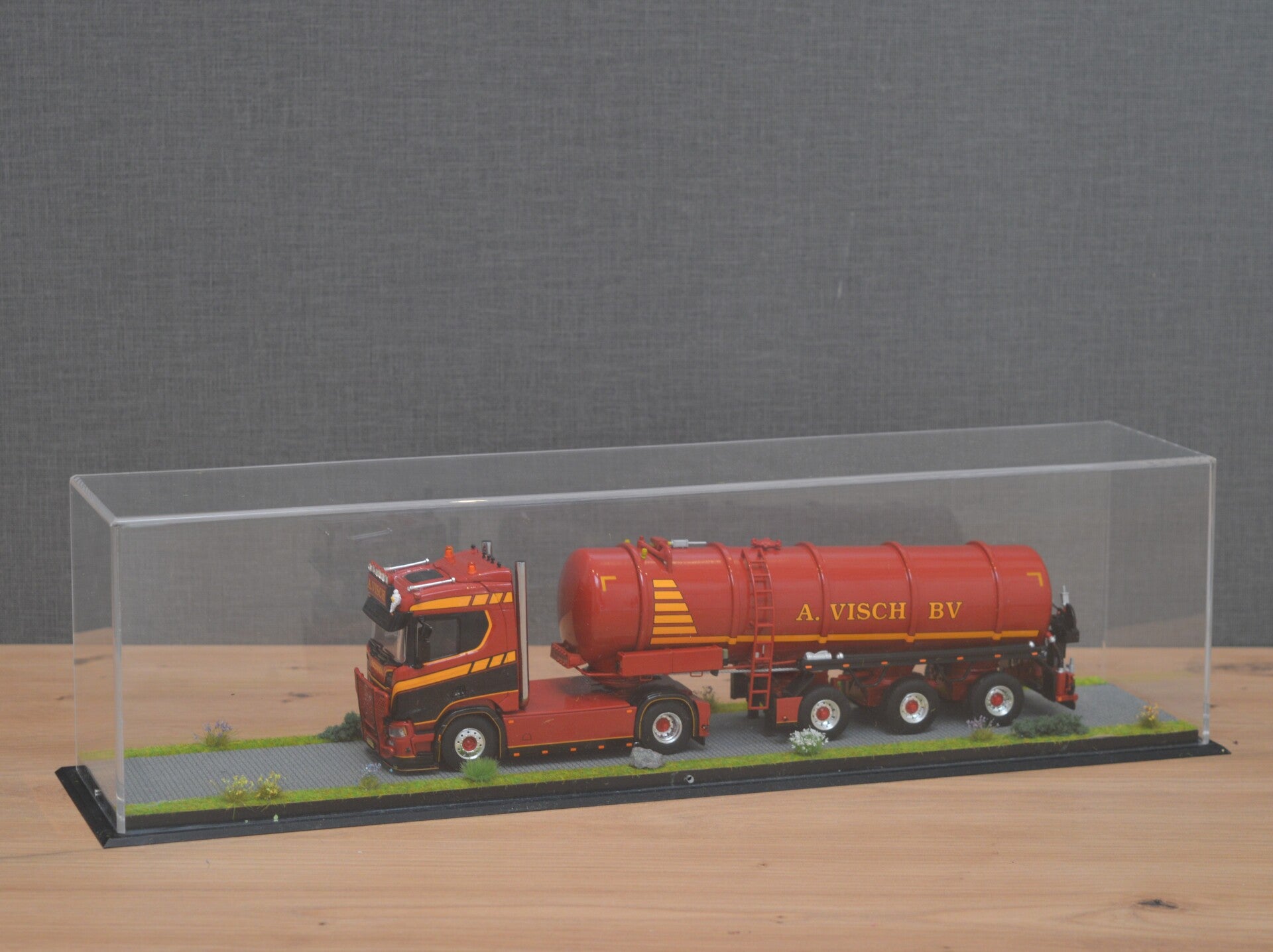 Basisvitrine, trekker+trailer (grijze klinkers)