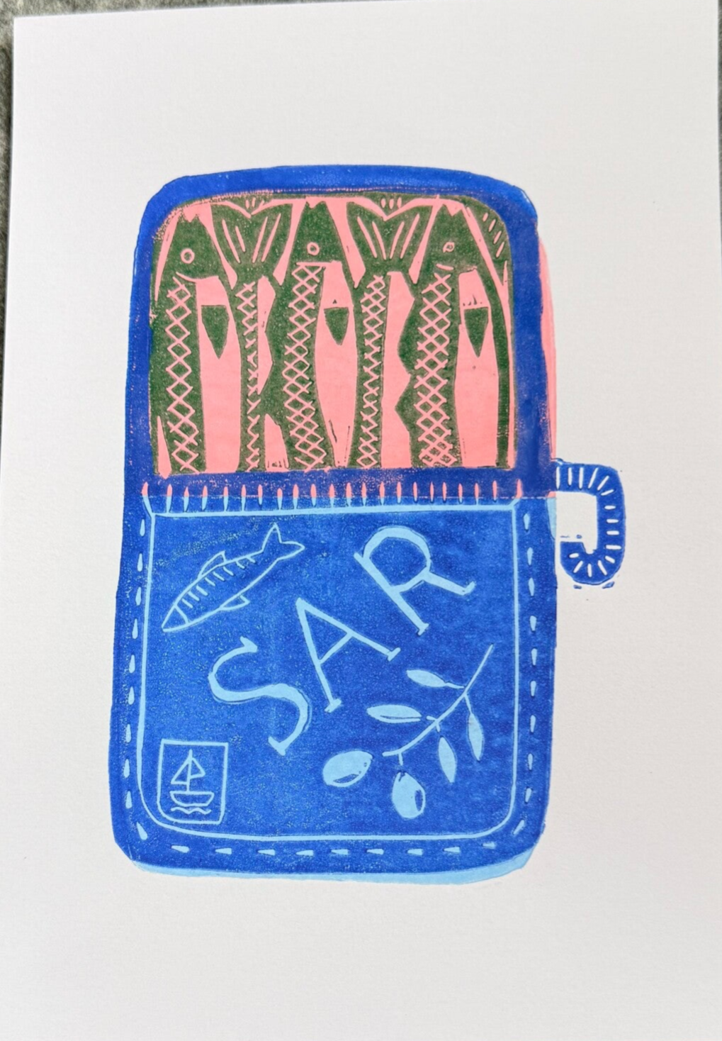 Meerkleurige linoprint blik sardines.