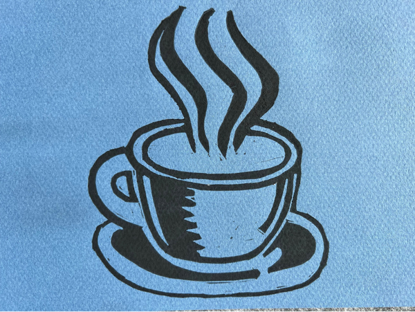 Linosnede kopje koffie in zwart op blauw papier