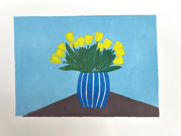 Linosnede vaas tulpen op tafel