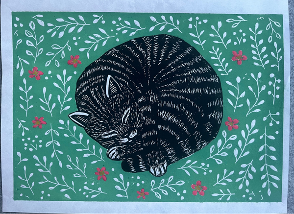 Kat in veld met bloemen