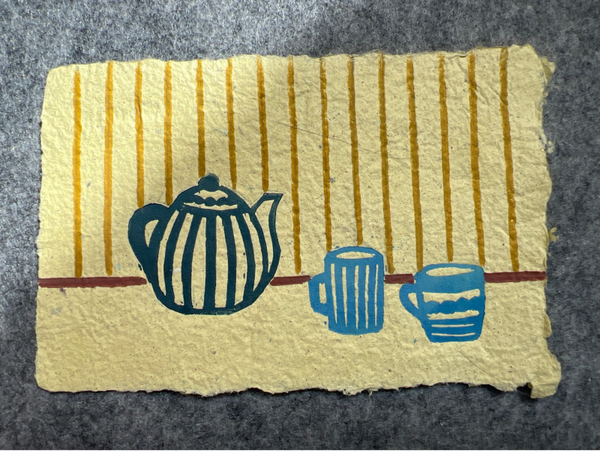 Kleine linoprint- mixed media servies op geel handgeschept papier