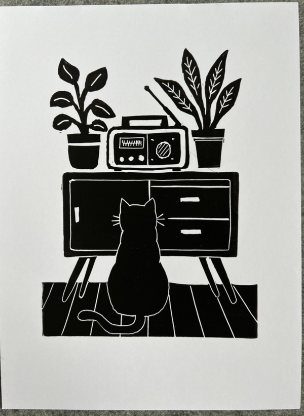 Linoprint “Kat luistert naar de radio”