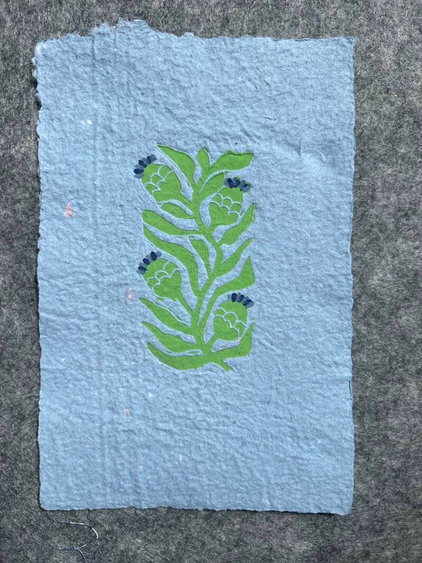 Kleine linoprint art deco bloem op handgeschept papier