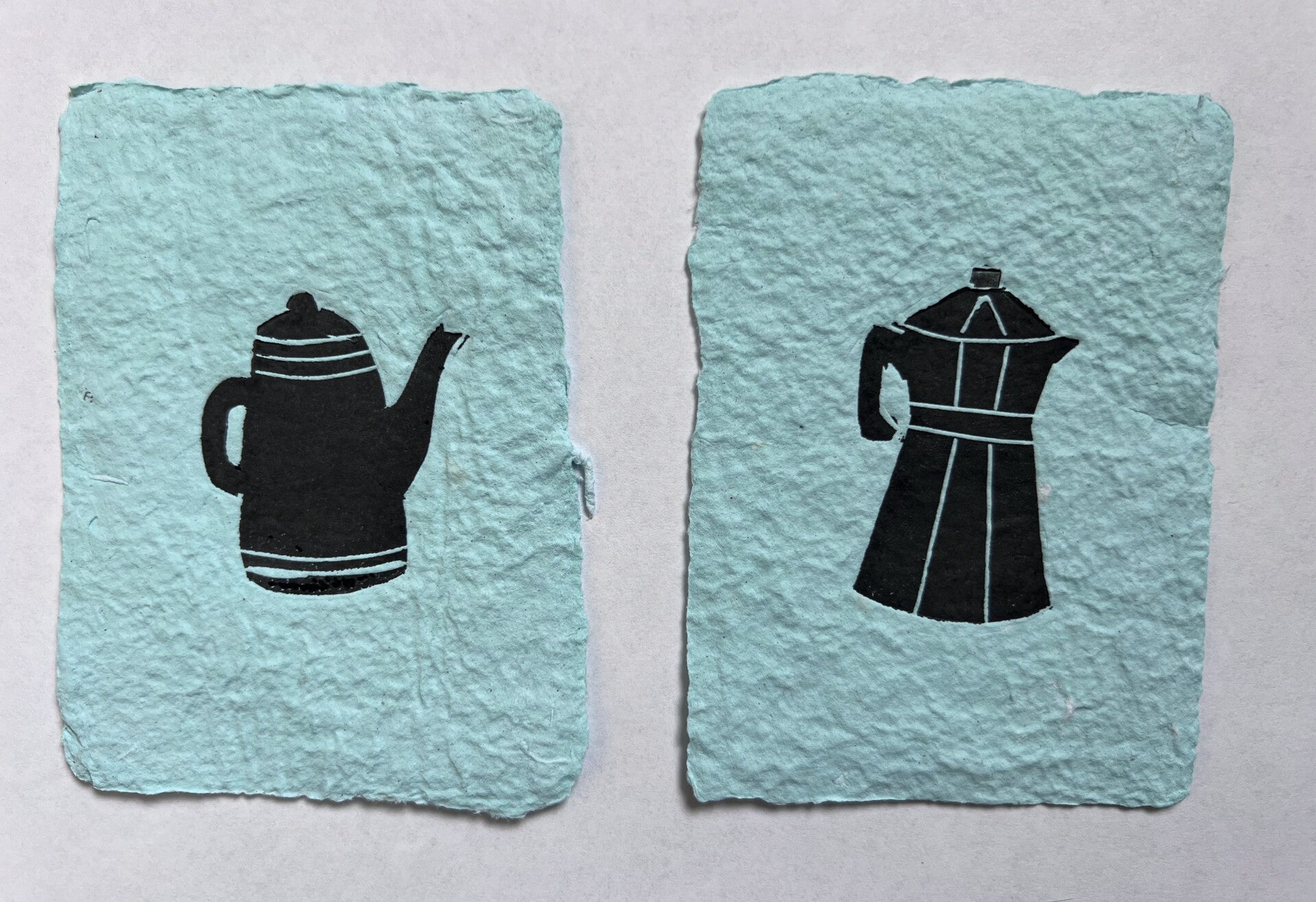 Set van twee kleine linoprints op handgeschept papier "Koffiepotten".