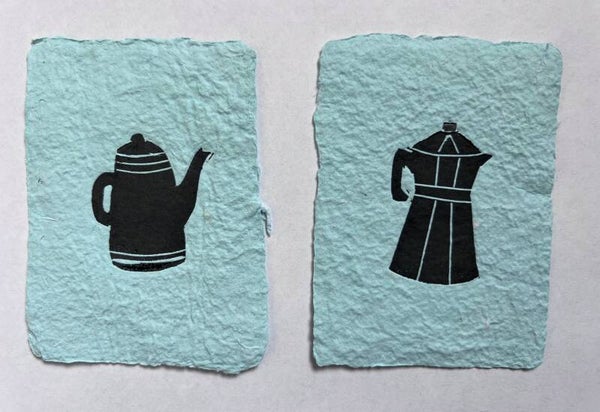 Set van twee kleine linoprints op handgeschept papier "Koffiepotten".