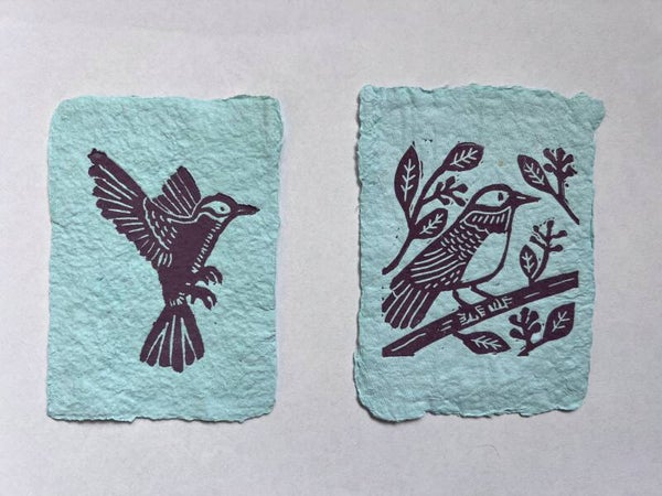 Set van twee kleine linoprints op handgeschept papier "vogeltjes".