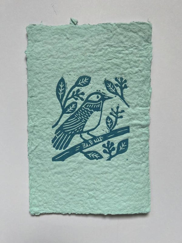 kleine linoprint vogeltje op tak